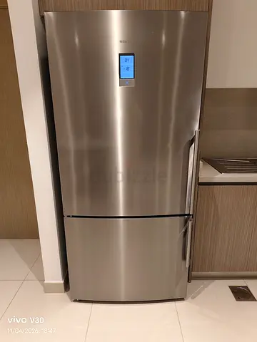 Free delivery Siemens iQ700 bottom-freezer refrigerator - like new condition