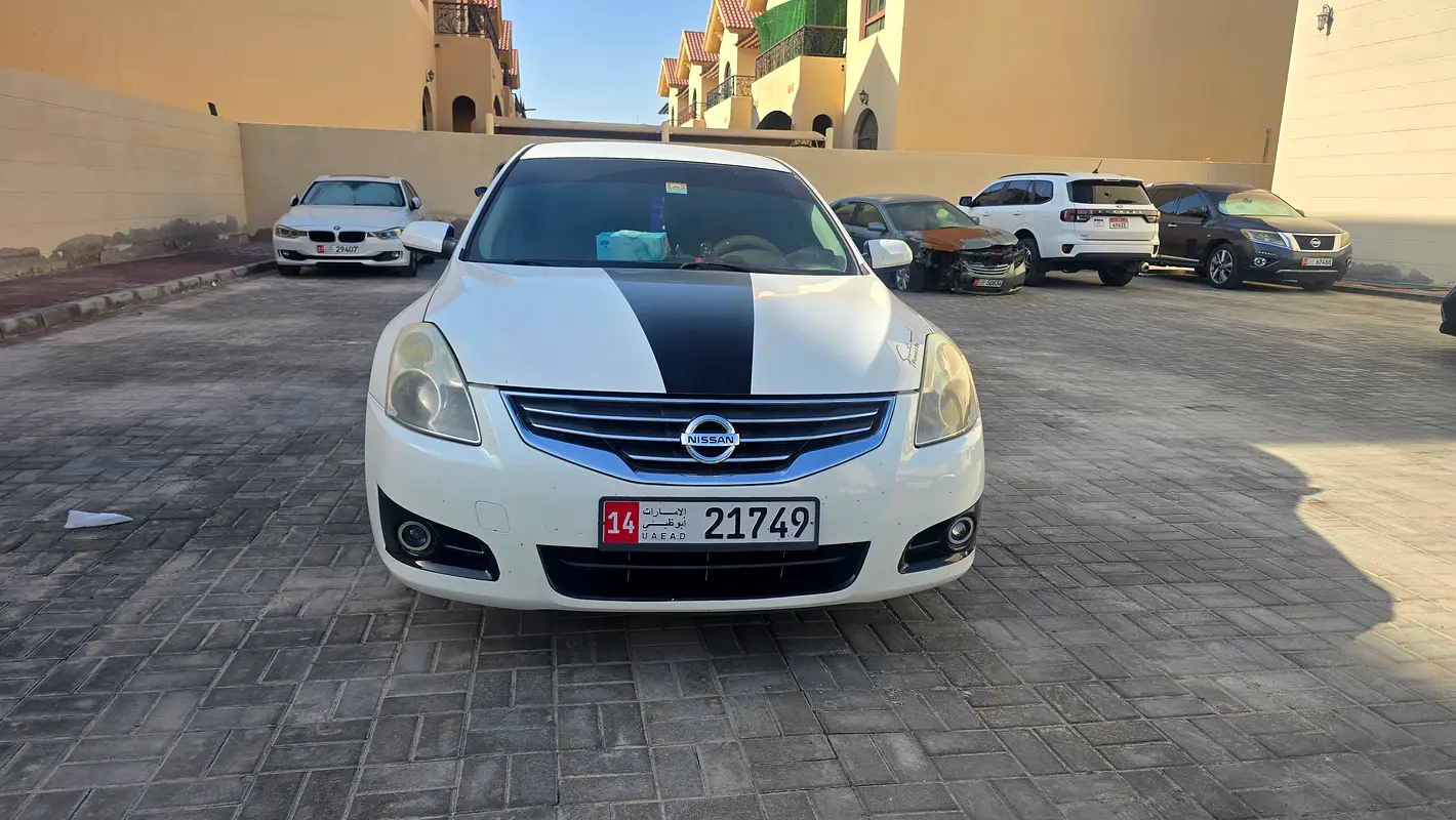 Nissan Altima 2012 — photo 1 of 7
