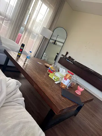 طاولة قهوة (Coffee Table) للبيع 🪵✨  
تصميم عصري بلمسة خشب طبيعية وقاعدة معدنية قوية