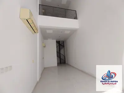 محل للإيجار في الغوير الشارقة مساحة واسعة حوالي 1200 قدم تشطيب راقي يصلح لجميع الأنشطة موقع مميز مع إمكانية الدفع على 4 شيكات