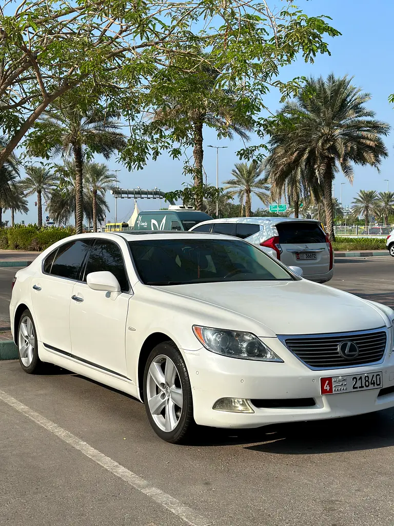Lexus LS-Series 2009 — photo 1 of 8