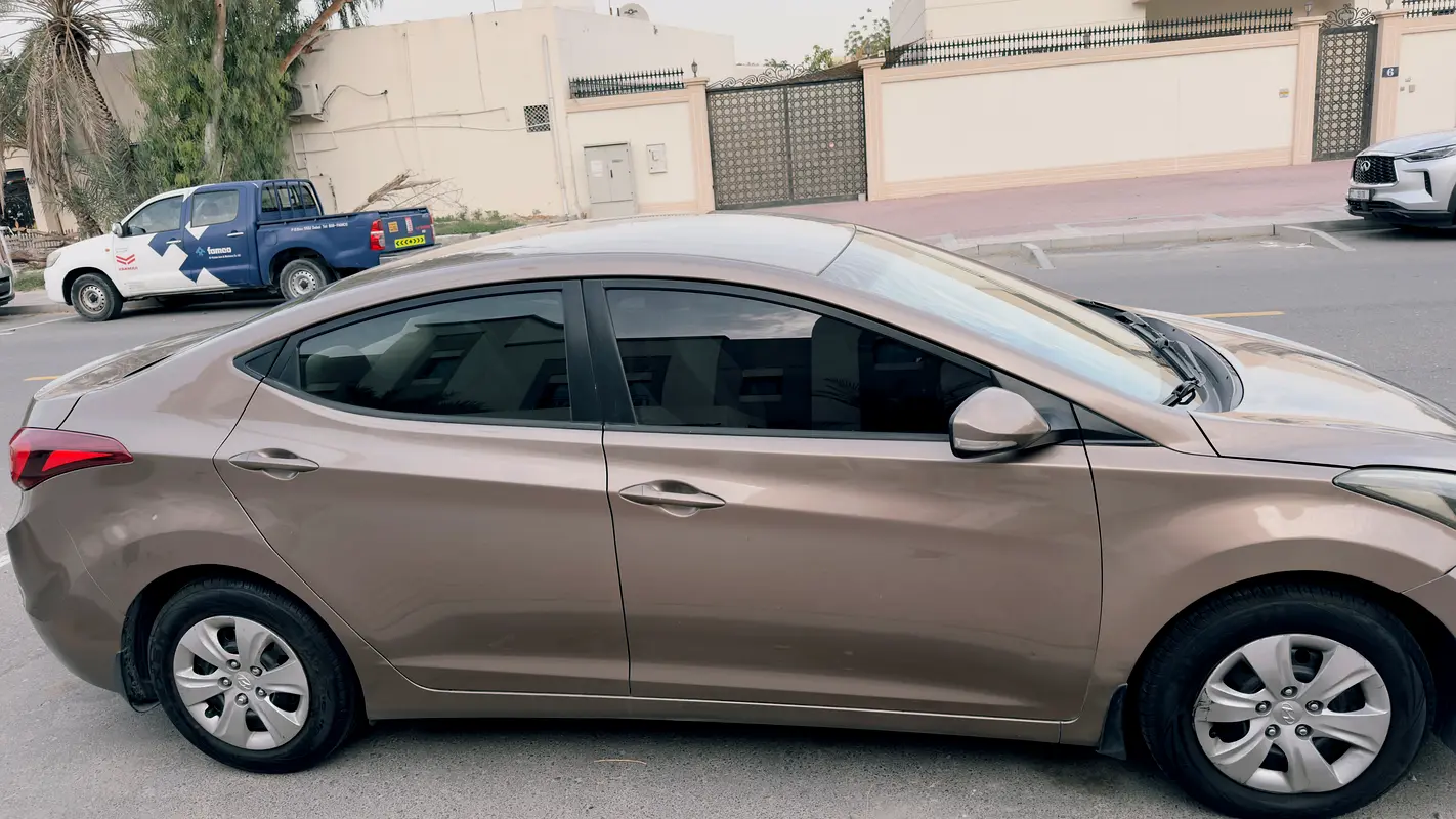 Hyundai Elantra 2015 — photo 1 of 9