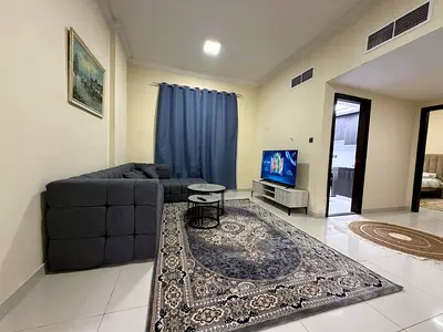 🏠 للإيجار: شقة غرفتين وصالة مفروشة – أول ساكن – المويهات 2 (عجمان)