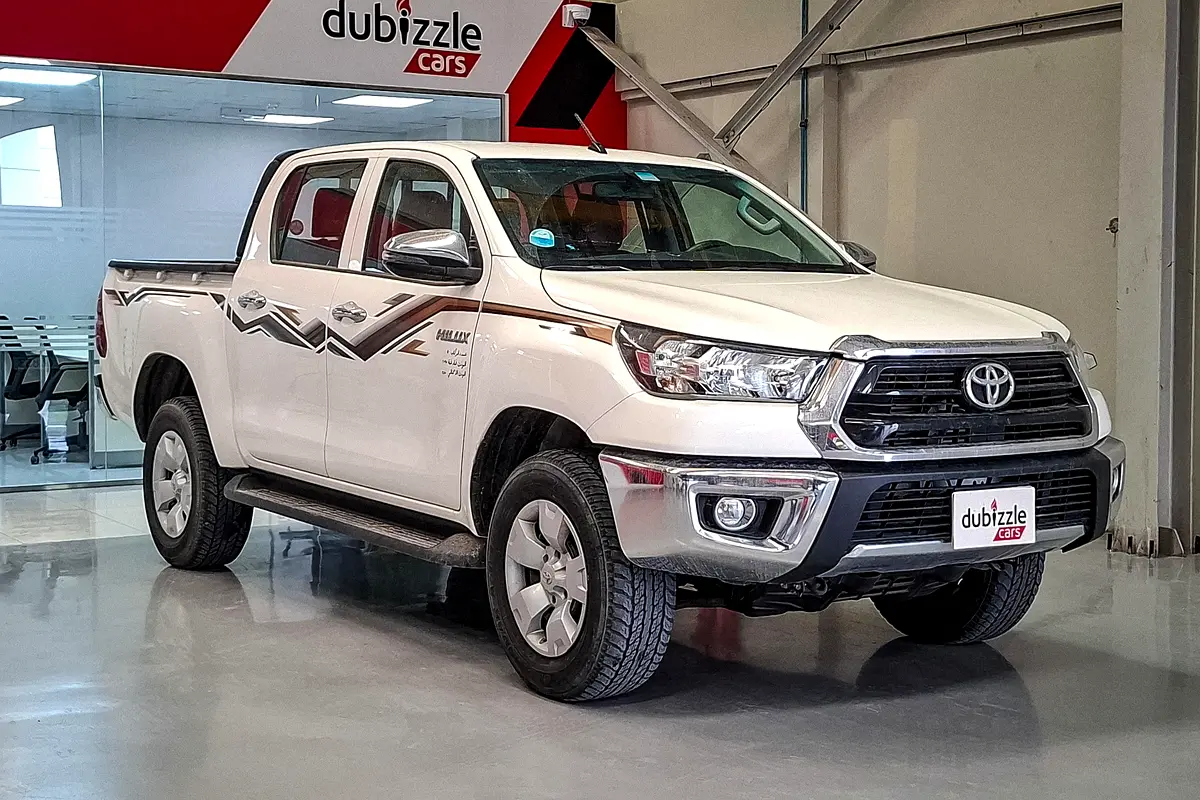 Toyota Hilux 2024 — photo 1 of 13