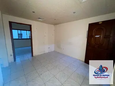 شقة غرفتين وصالة للإيجار في البوطينة الشارقة تكييف وغاز مركزي حمام واحد تصميم عملي موقع مميز مناسب للعائلات مع الدفع 4 دفعات