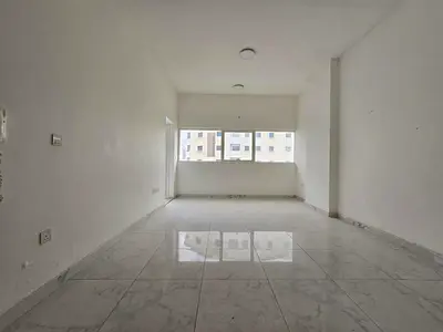 شقة غرفة وصالة للإيجار السنوي في موقع مميز جدًا بالنعيمية 1 قرب مدرسة الحكمة، بمساحة كبيرة وتقسيمات ممتازة داخل بناية جديدة وتشطيبات راقية.