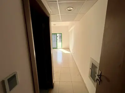 استديو موقع مميز العامرة مع بلكونه مساحه كبيره صيانه فري سكن عائلات