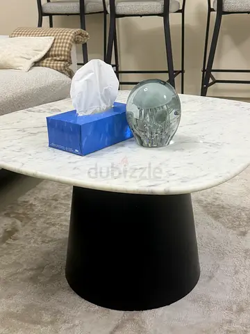 Set of 2 Marble-Top Coffee Tables with Black Base (natural marble)