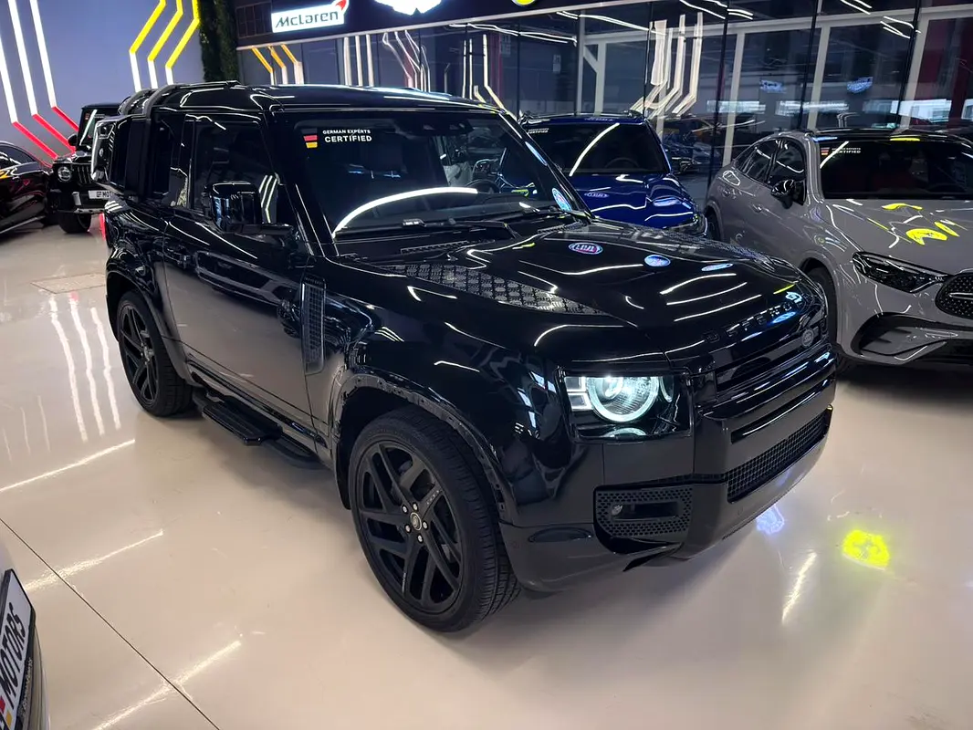 Land Rover Defender 2021 — photo 1 of 17