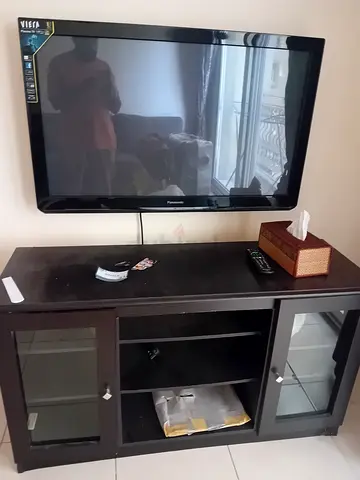 42-inch Samsung LED TV - Good Working Condition (Wall-mounted)