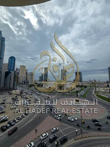 شقة 3 غرف وصالة مع غرفة خادمة – إطلالة بحرية مفتوحة، مساحة واسعة، بلكونات، ومرافق كاملة بالقرب من مخرج دبي