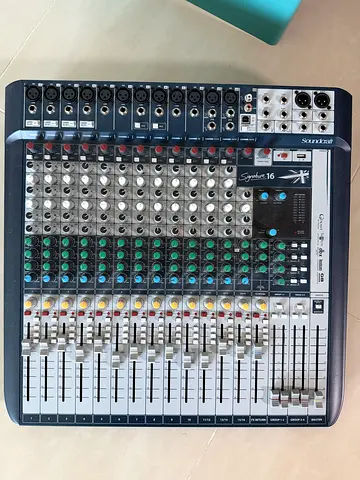 Soundcraft Signature 16 channel Analog Mixer