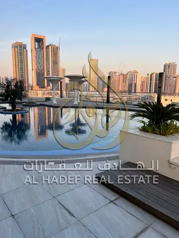 إطلالة جانبية على البحر مع رؤية مميزة  وجود استور داخل الشقة لسهولة التخزين  موقع حيوي قريب من التعاون والمواصلات  بناية راقية ومناسبة للعائلات الخدم