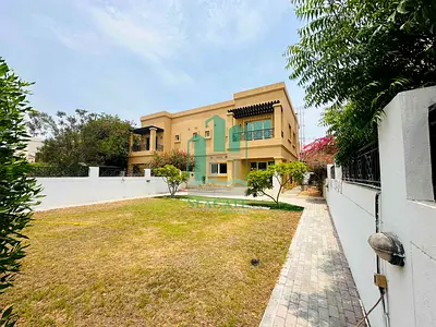 4 bedroom villa with big garden and shared swimming pool
