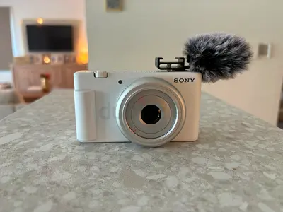Sony ZV-1F Camera Vari-Angle LCD Screen with a Directional 3-capsule Mic