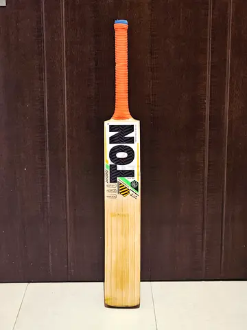 English Willow Cricket Bat @ 600 AED