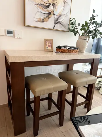 Wooden high bar table with 4 padded stools - good condition