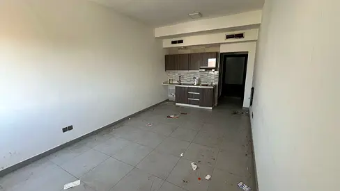 استوديو للإيجار في الروضة عجمان مقابل كنز مول قرب مركز شرطة الحميدية مساحة كبيرة تكييف مركزي بسعر 20 ألف على 4 دفعات