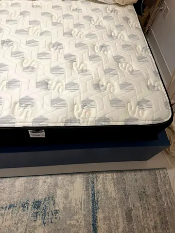 Queen size mattress in excellent condition