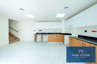 فيلا من 3 غرف نوم | معيشة مزدوجة الارتفاع | تراس | إطلالة على المدينة والطريق