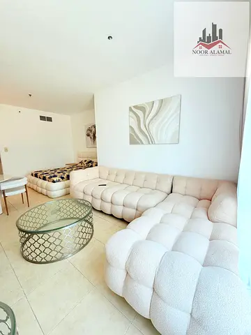 الشارقه الخان استديو مفروش فرش فندقي اول ساكن مساحه كبيره غرفه ومطبخ منفصل وحمام وشباك كبير اطلاله بحريه السعر 3800شامل الانترنت