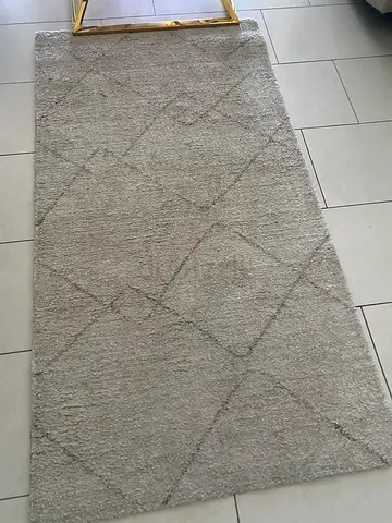 Light Grey Rug with Subtle Diamond Pattern