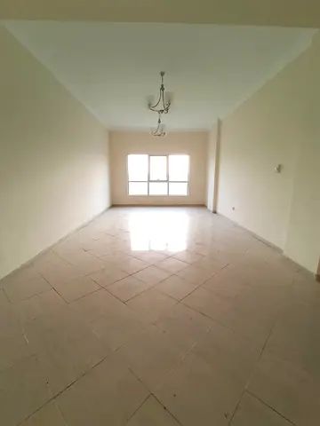 🏡 للإيجار / For Rent  ✨ شقة مميزة غرفتين وصالة ✨ 📍 مويلح - الشارقة  🛏️ غرفتين نوم 🛋️ صالة منفصلة مع موزع 🚿 2 حمام 🍳 مطبخ ❄️ تكييف مركزي 🚗 باركن