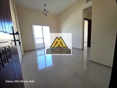 شقة غرفة وصالة بمساحة كبيرة للإيجار السنوي – بلكونة بإطلالة مفتوحة _ مع شاور بوكس _ قريبه من الطرق الرئيسية والمخارج الحيوية