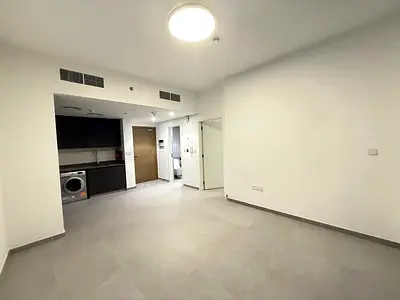 Lxury and brand new apartment with balcony with master room getted community