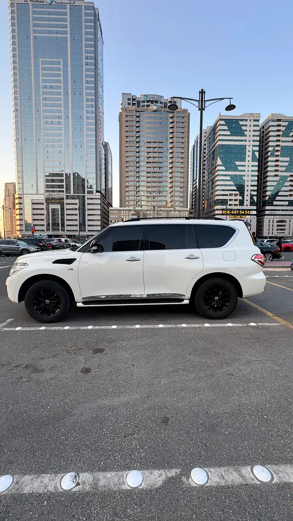 Nissan Patrol 2016 — photo 1 of 9