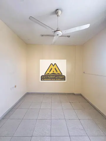 تتميز الشقة بغرفتين نوم وصالة معيشة منفصلة بباب، مما يوفر خصوصية أكبر وتقسيم داخلي عملي. كما تحتوي على حمامين خارجيين بتشطيبات جيدة، بالإضافة إلى بلكو