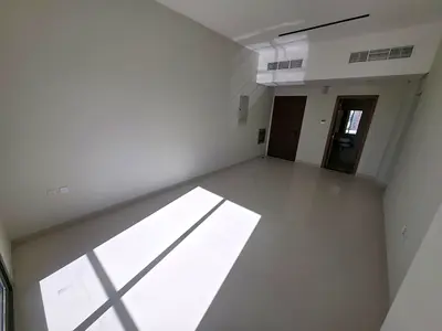شقة 3 غرف وصالة أول ساكن للإيجار في النعيمية عجمان | موقع مميز بدون باركن
