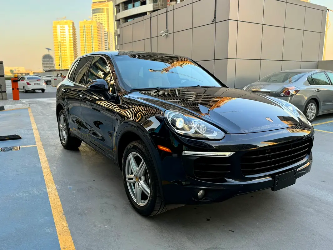 Porsche Cayenne 2018 — photo 1 of 10