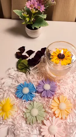 شمعة زهرة الاقحوان يدوية الصنع بالوان دافئه