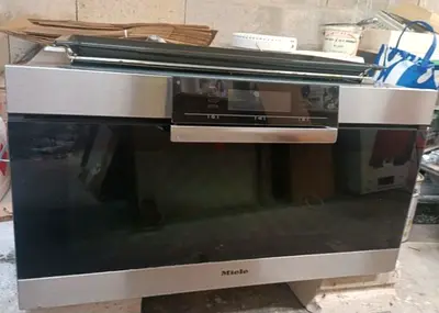 Miele H 5981 BP is a premium 90 cm wide built-in electric pyrolytic oven designed for large-capacity