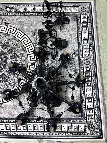 طقم ضوء كبير بتصميم جميل ولون اسود