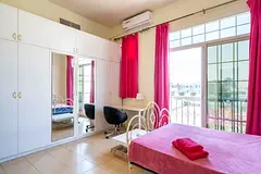 Large Ensuite Room in Quiet Umm Suqeim 1 Villa