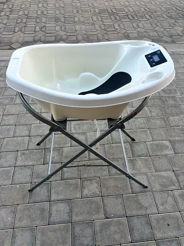 Baby bathtub with foldable stand, scale and temperature display - very good condition.