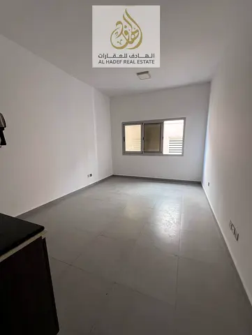 الايجار سنوي في عجمان منطقة الروضه 1 خلف شرطة الحميدية البنايه عائلات استوديو سنوي مع شباك تكيف مركزي 1 حمام مساحات كبيره  خدمة نظيفه و كاميرات مراقبة