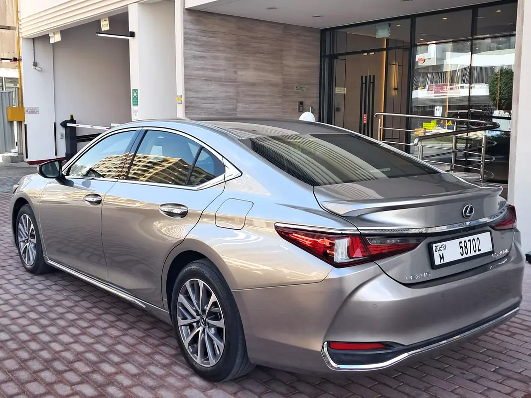 Lexus ES-Series 2023 — photo 1 of 8