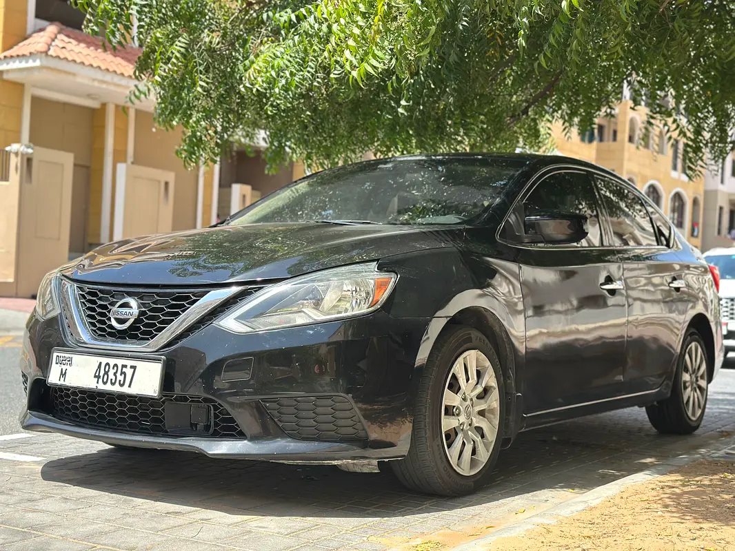 Nissan Sentra 2019 — photo 1 of 6