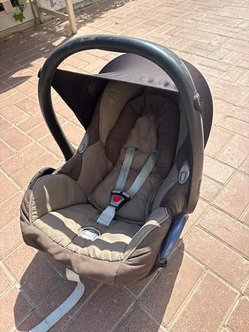 MaxiCosi infant car seat and base