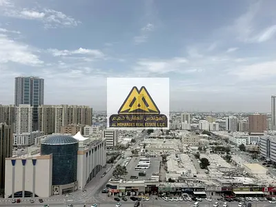 تتميز الشقة بتقسيم داخلي عملي يشمل غرفتين نوم، صالة معيشة واسعة، حمامين، بالإضافة إلى بلكونة بإطلالة مميزة توفر إضاءة طبيعية وتهوية جيدة داخل الشقة. ك