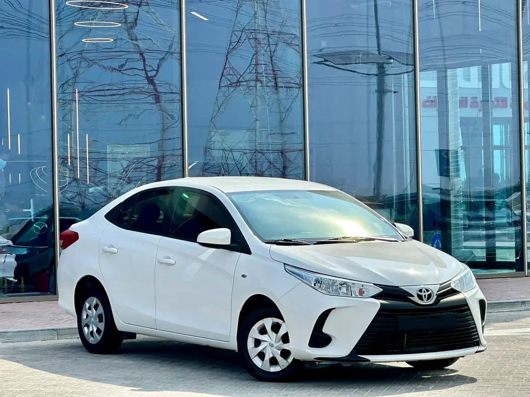 Toyota Yaris 2022 — photo 1 of 17