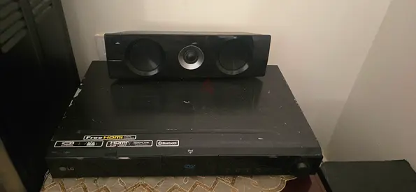 LG DVD Home Theater Player with Center Speaker - Good Working Condition with 4 speakers only
