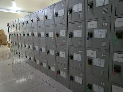 Steel Locker (4-Door) (Multiple Units) - Good Condition1 manth used onli brand new condition 15 rack