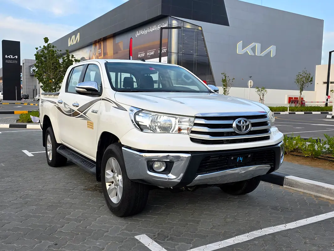 Toyota Hilux 2017 — photo 1 of 10