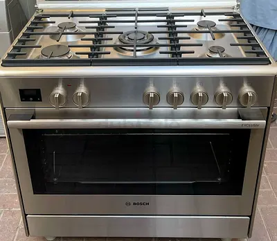 Bosch Series 8 90x60cm freestanding cooker featuring a top gas hob and an electric oven.