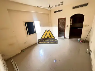 استوديو للإيجار السنوي في العالية – عجمان | مطبخ منفصل وسعر مميز مما يوفر خصوصية أفضل داخل الوحدة ويساعد على تنظيم المساحة بشكل مريح،