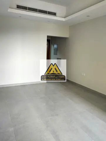 اول ساكن بناية نضيفة جدا | موقع مميز علي مخرج دبي والشارقة وقريب من جميع الخدمات والمدارس